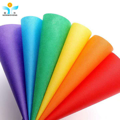 Fabrication de tissus non tissés en PP de différentes couleurs pour produits de protection à usage unique